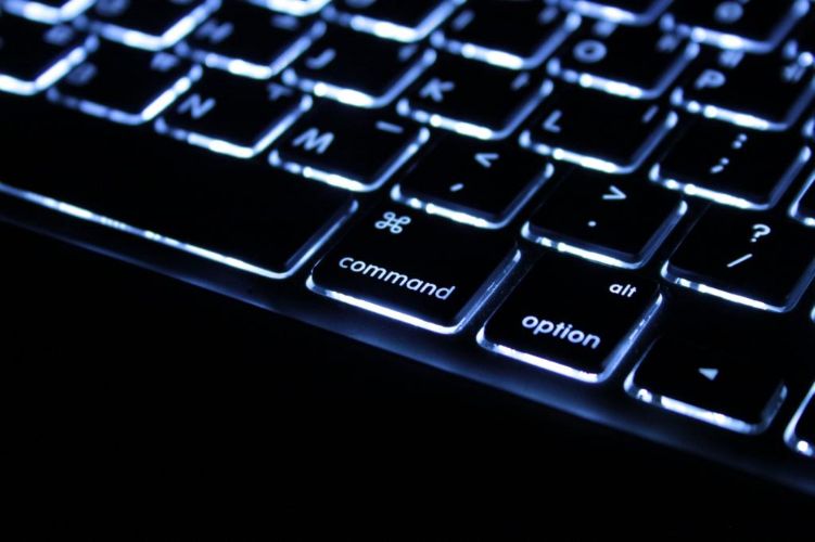 笔记本电脑的键盘灯能开启关闭吗？