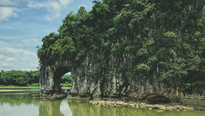 Guilin: A City of Picturesque Landscapes and Unique Culture 介绍桂林的英语作文