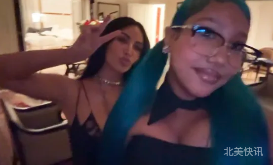 💙【North West蓝发造型惊艳亮相！12岁酷女孩变身朋克摇滚小公主】💙