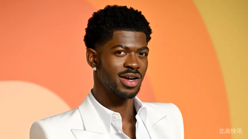 🚨【Lil Nas X凌晨在洛杉矶街头半裸被捕！涉嫌袭警及拒捕被控三项罪名】🚨