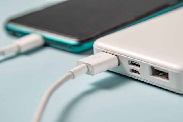 床头充电器未拔引发火灾！江西一居民楼遭重创