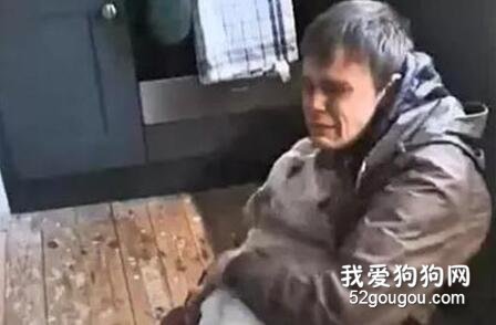 流浪漢與走失愛犬重聚后奔潰大哭：我以為再也見不到你了......