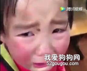 小女孩上學路上撿了一只流浪狗，哭的心都化了~