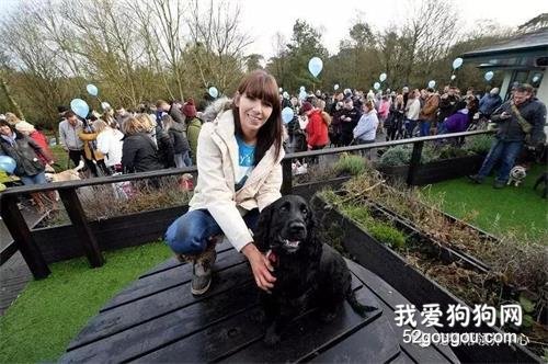 主人為癌癥狗狗辦告別之旅，沒想到竟有400多只狗狗來送別！