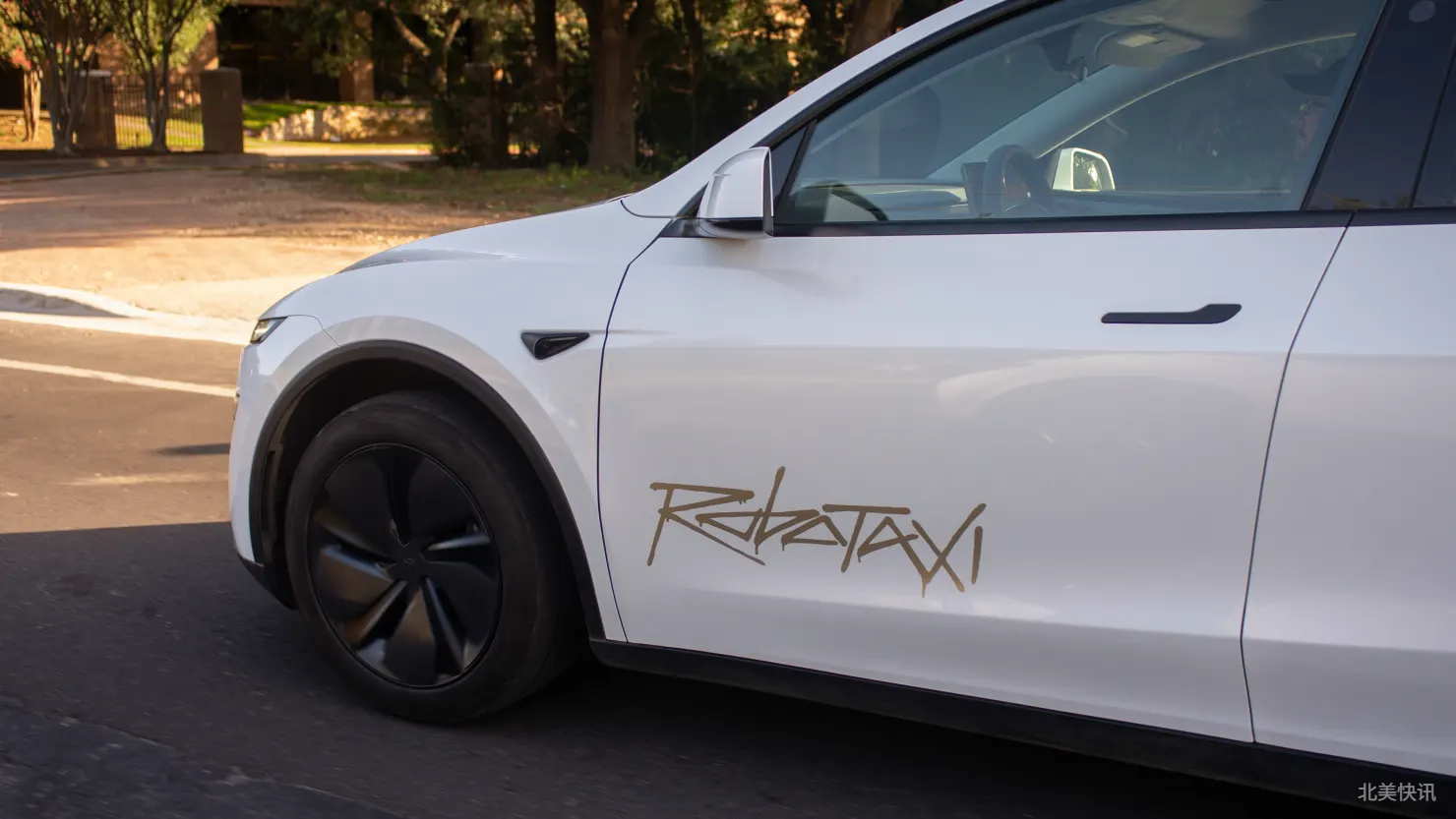 特斯拉Robotaxi正式上路 股价应声大涨8%