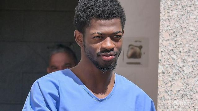 😰【Lil Nas X首度回应裸体袭警事件！称经历“可怕”，对四项重罪指控拒不认罪】😰