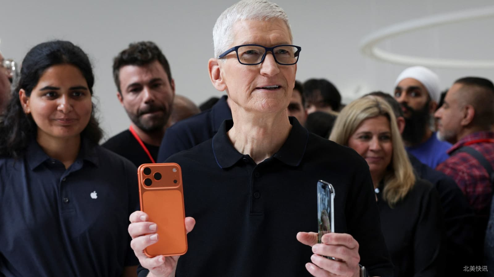 苹果CEO库克否认iPhone涨价与关税相关，称AI已全面融入手机