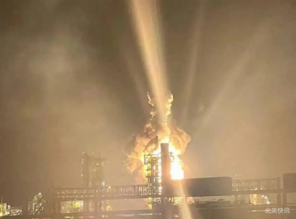 🔥【乌克兰无人机夜袭俄最大炼油厂之一！火灾骤起，俄暂停汽油出口应对危机】🔥