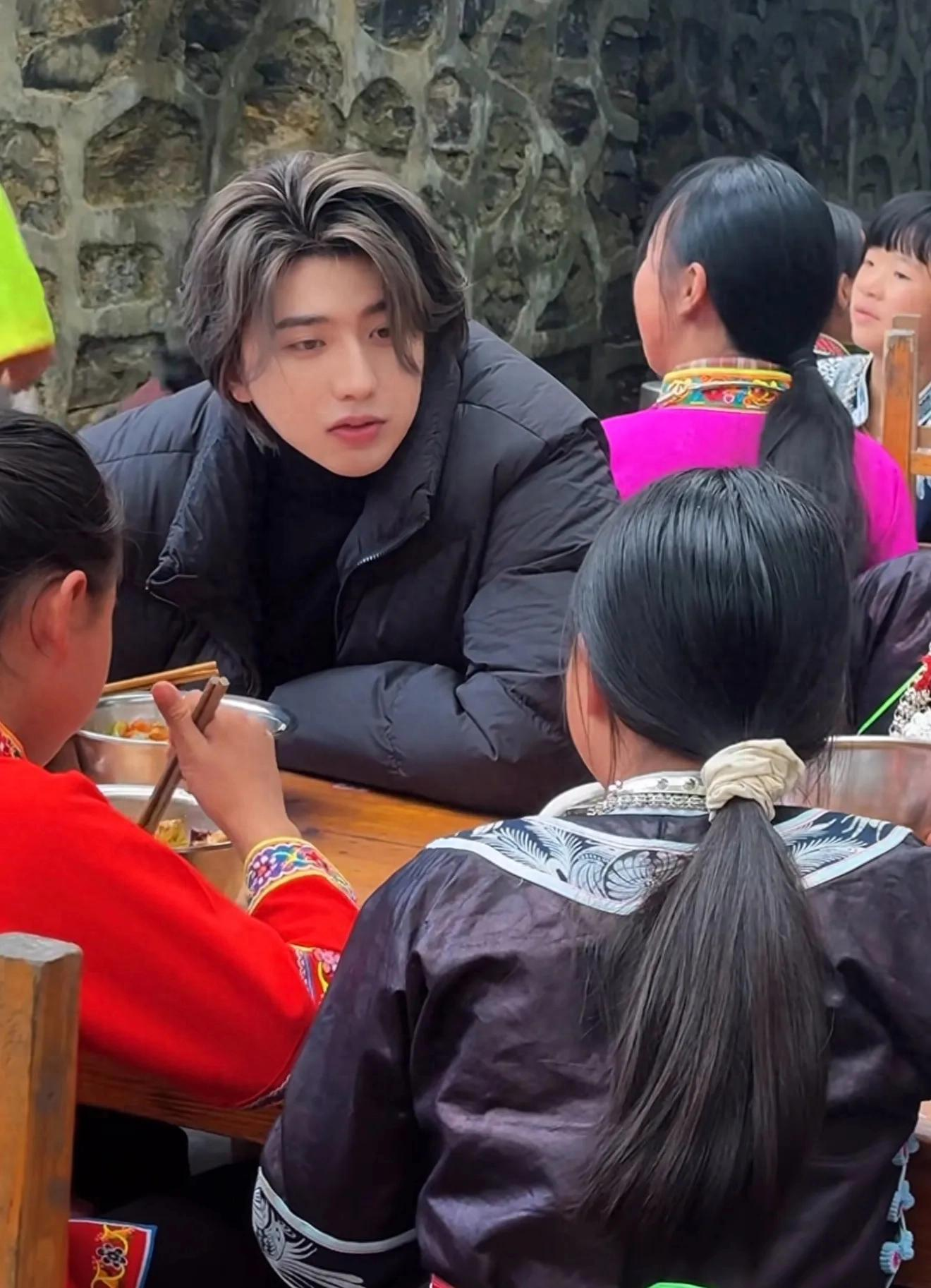 流量向善！蔡徐坤驱车11小时赴黔公益