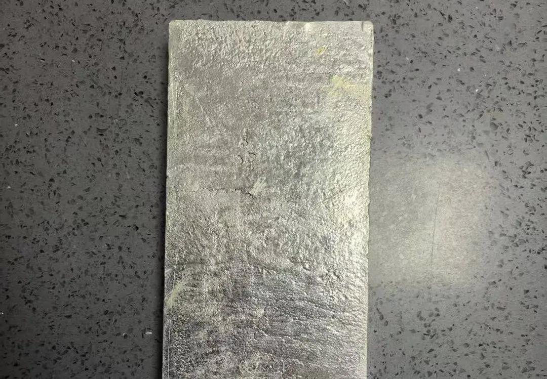 十堰男子网购一把椅子，拆开快递竟藏着一块30斤银砖，果断报警