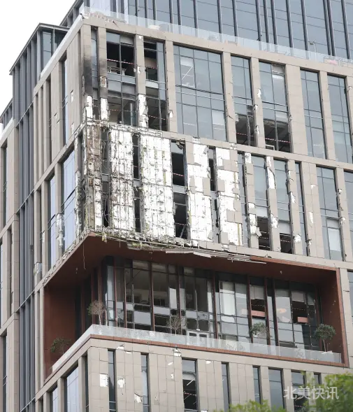 💥【伊朗无人机袭击迪拜！金融中心高楼被碎片击中，浓烟笼罩】