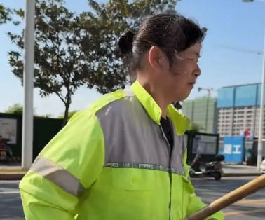 ❤️ 63岁环卫阿姨帮陌生人搬三趟东西，被告知：这是送你的五一礼物