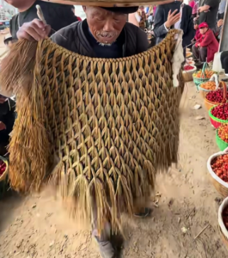 ☔️ 樱桃市场的“宝藏”大爷：手工蓑衣被抢着买