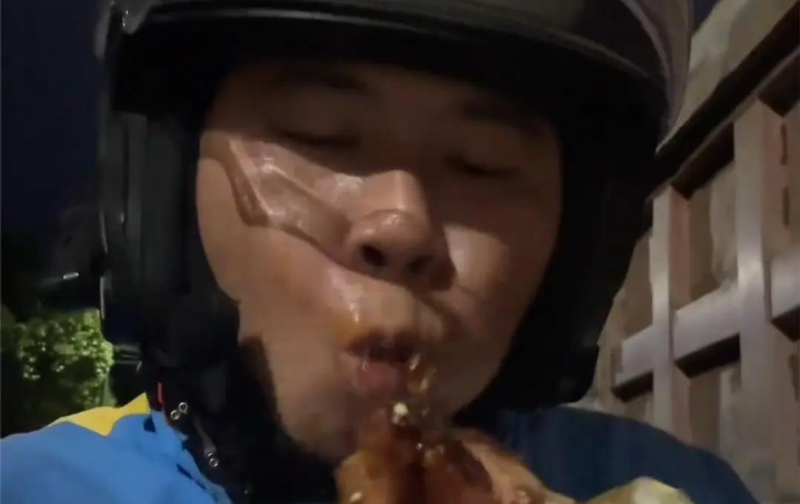 🍗 32岁外卖员买只鸭腿庆祝生日：终于还清29万外债