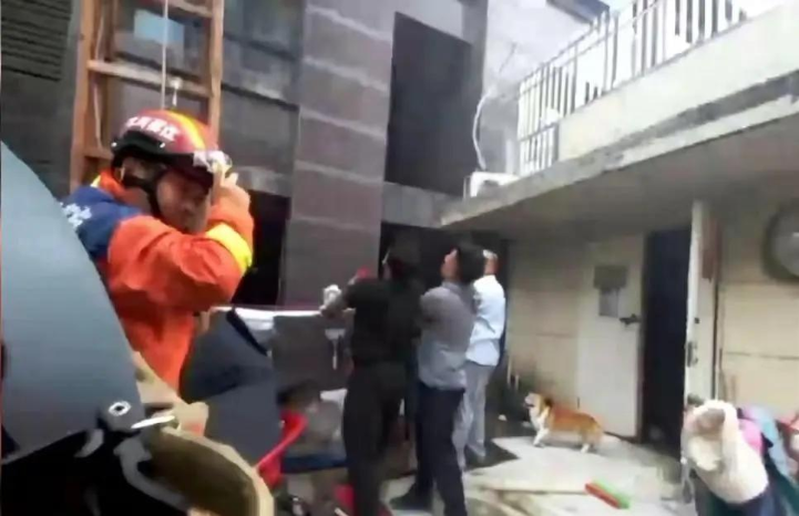 🔥 连云港母女火灾坠楼1死1伤，消防还原救援：现场不具备铺设气垫条件