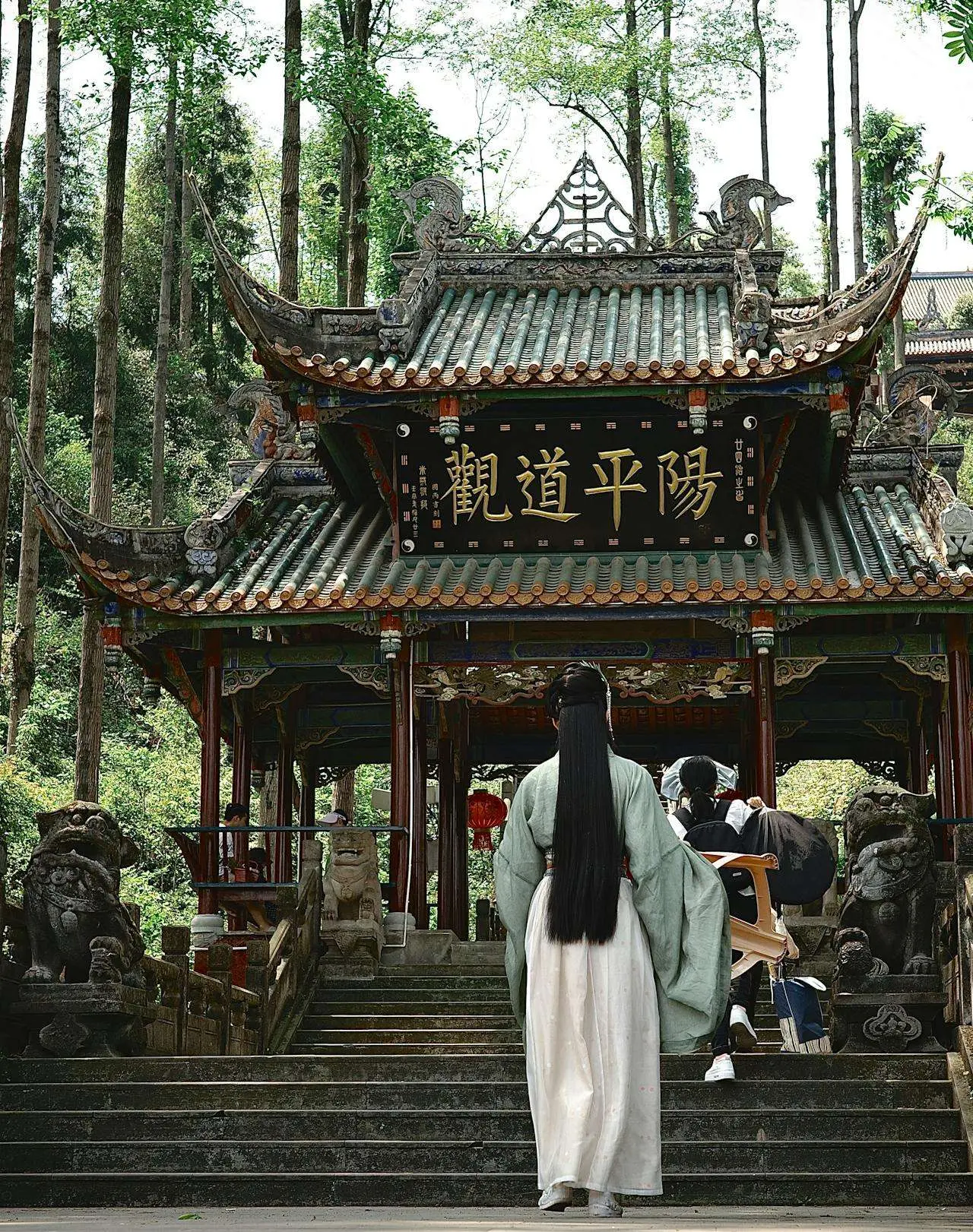 双语阅读 | 青城问道：在青城山寻幽探秘的心灵之旅(风景描写英文)