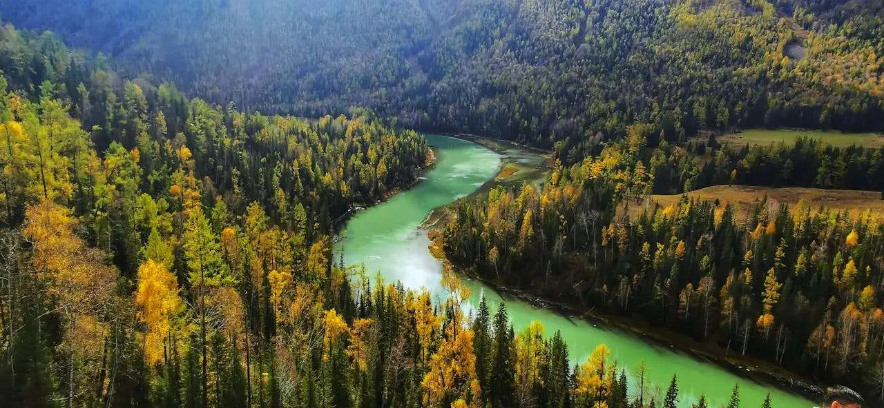 双语阅读 | 喀纳斯湖：阿尔泰腹地纯净与神秘并存的魅力圣地(风景描写英文)