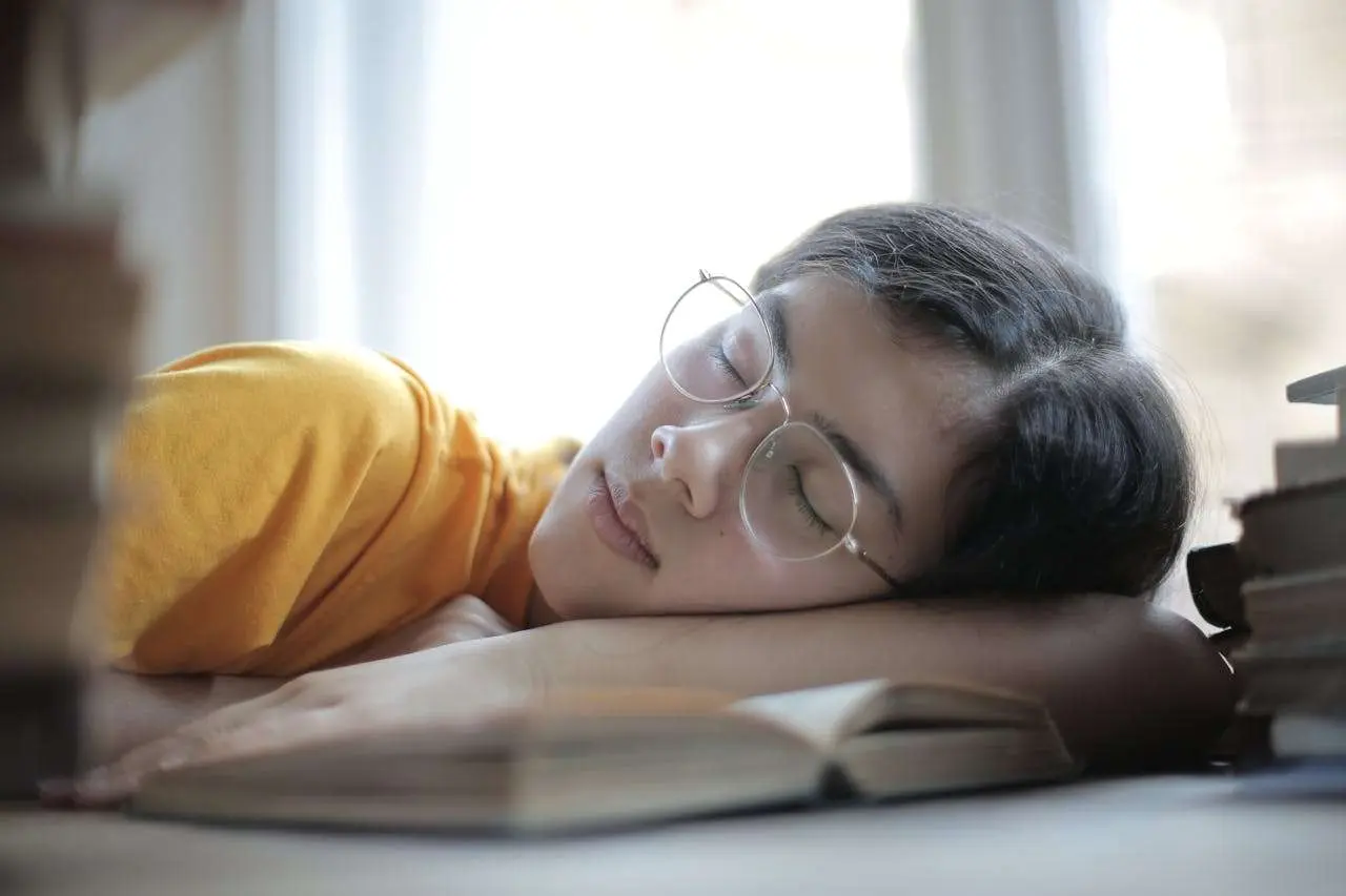 大学四六级英语写作实用攻略｜《睡眠与学习效率的关系》高分范文及全解析（150-200词）