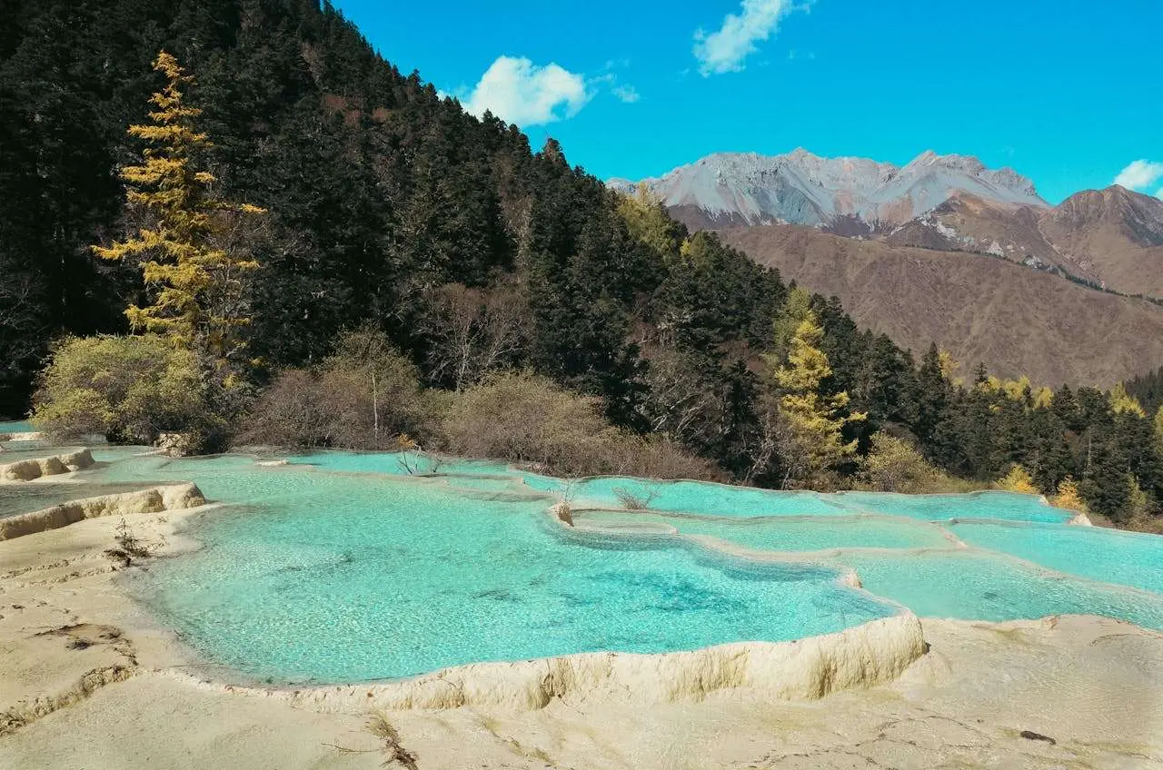 双语阅读|彩池仙境：黄龙的地质奇观与自然诗篇(风景描写英文)