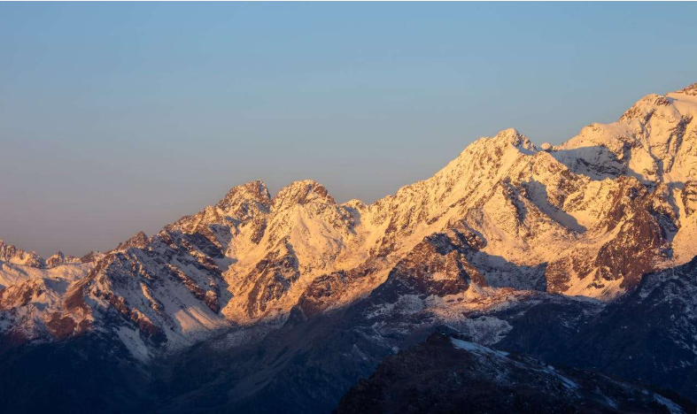 双语阅读|云巅之王：走进贡嘎雪山的壮丽世界(风景描写英文)
