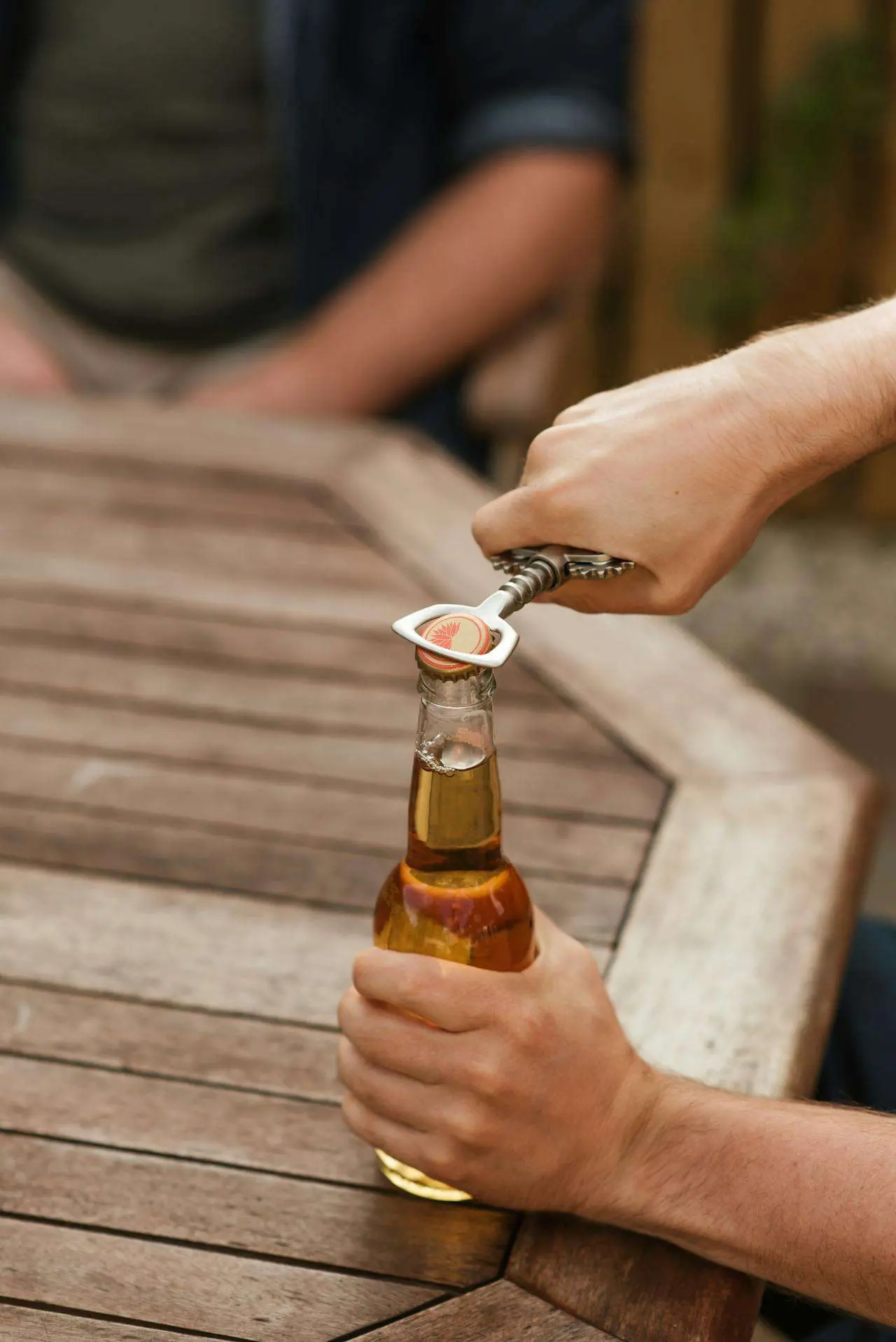 水滴英语小短文，用阅读记住10000单词（酒吧主题 bottle opener 开瓶器，高效记单词）