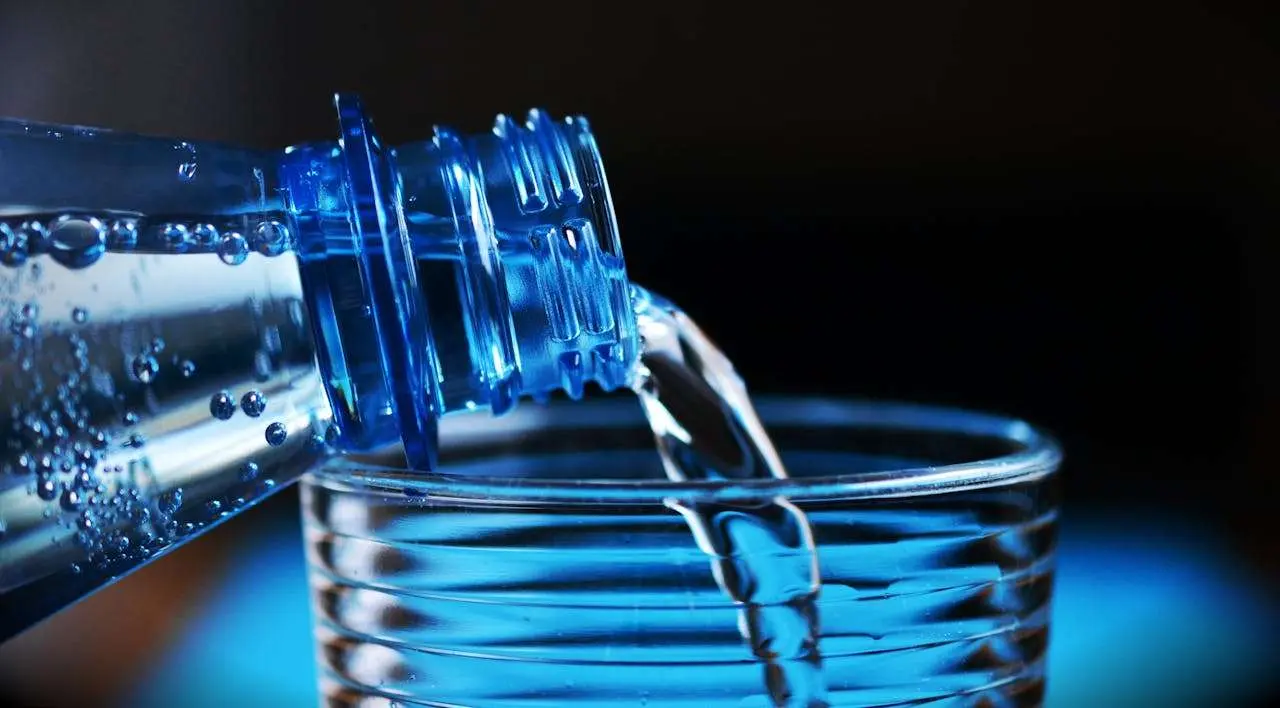 水滴英语小短文，用阅读记住10000单词（饮品类主题 mineral water 矿泉水，高效记单词）