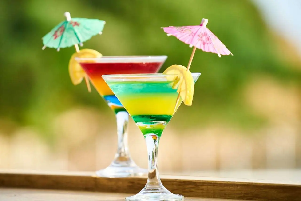 水滴英语小短文，用阅读记住10000单词（酒吧主题 cocktail glass 鸡尾酒杯，高效记单词）