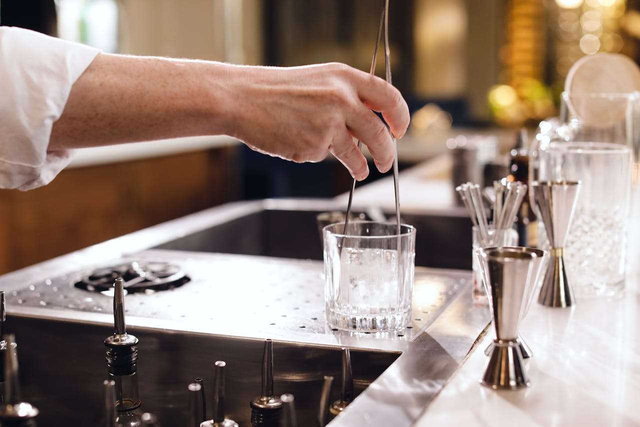 水滴英语小短文，用阅读记住10000单词（酒类主题 tongs 冰夹，高效记单词）