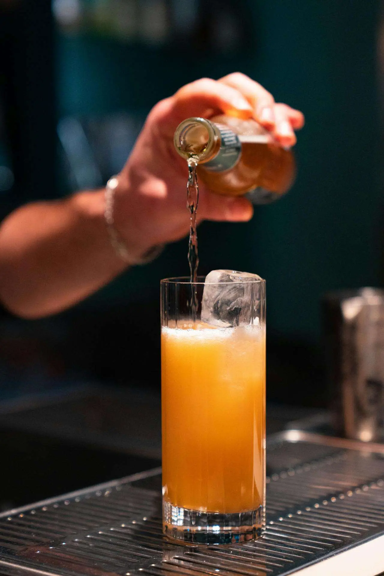 水滴英语小短文，用阅读记住10000单词（酒类主题 vodka and orange 伏特加兑橙汁，高效记单词）