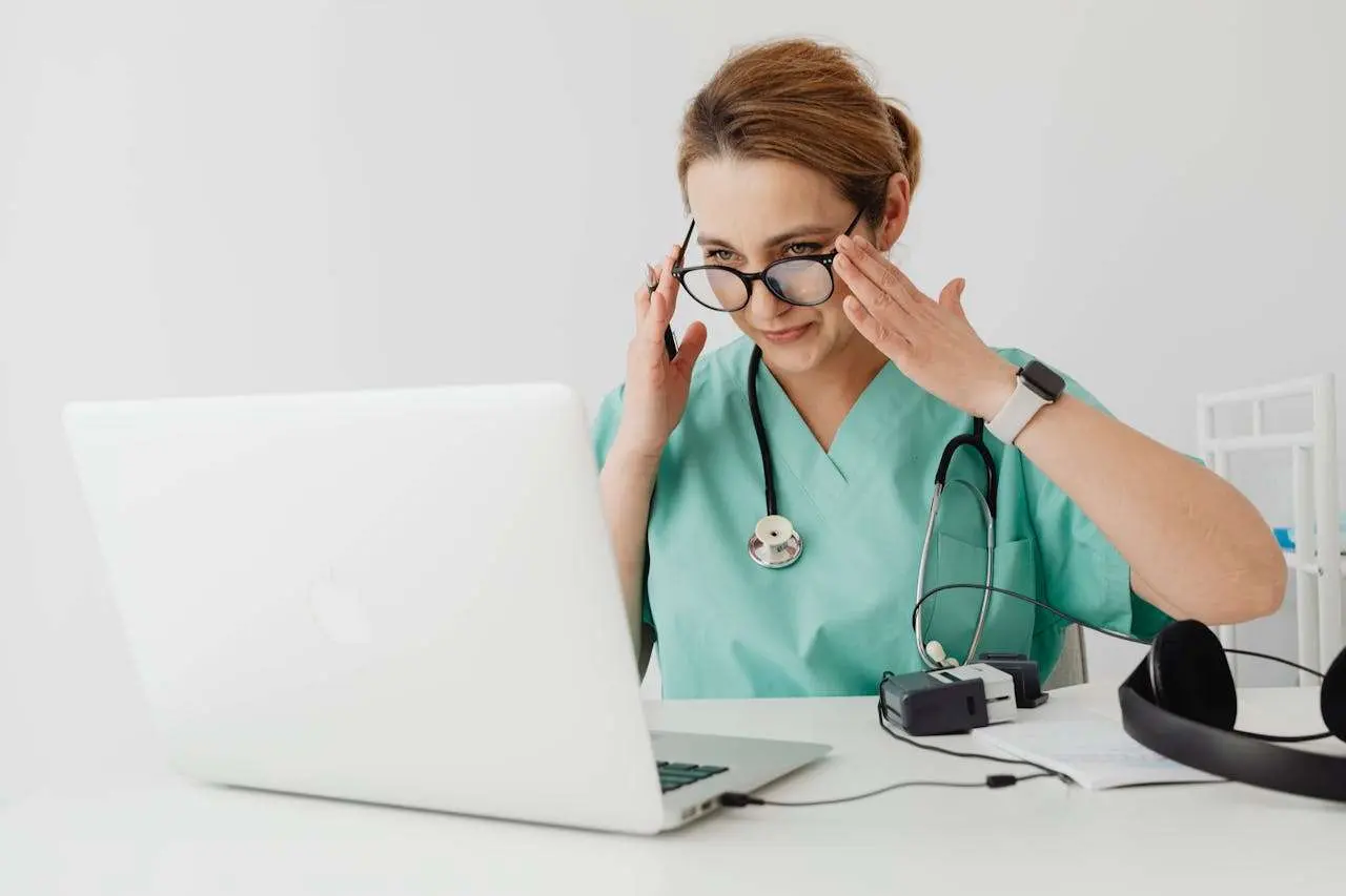 水滴英语小短文，用阅读记住10000单词（人体头颈部主题 epiglottis 会厌，高效记单词）