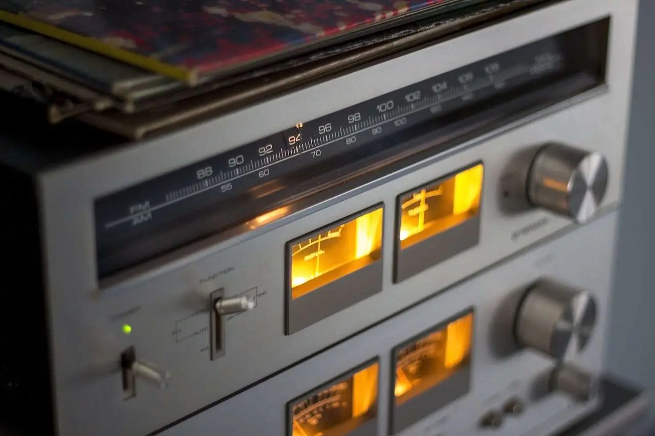 水滴英语小短文，用阅读记住10000单词（日常生活主题To listen to the radio 听广播，高效记单词）