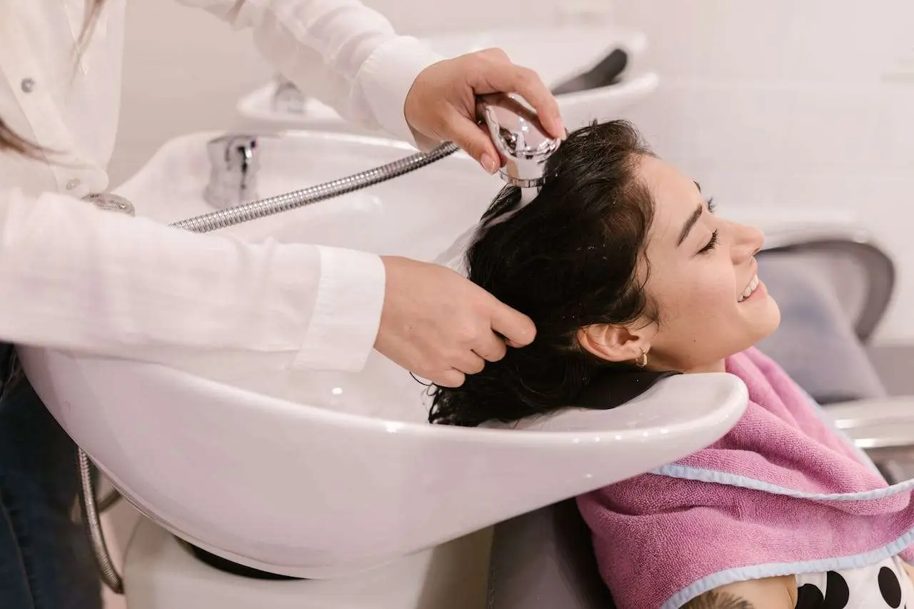 水滴英语小短文，用阅读记住10000单词（日常生活主题 to wash your hair 洗头发，高效记单词）