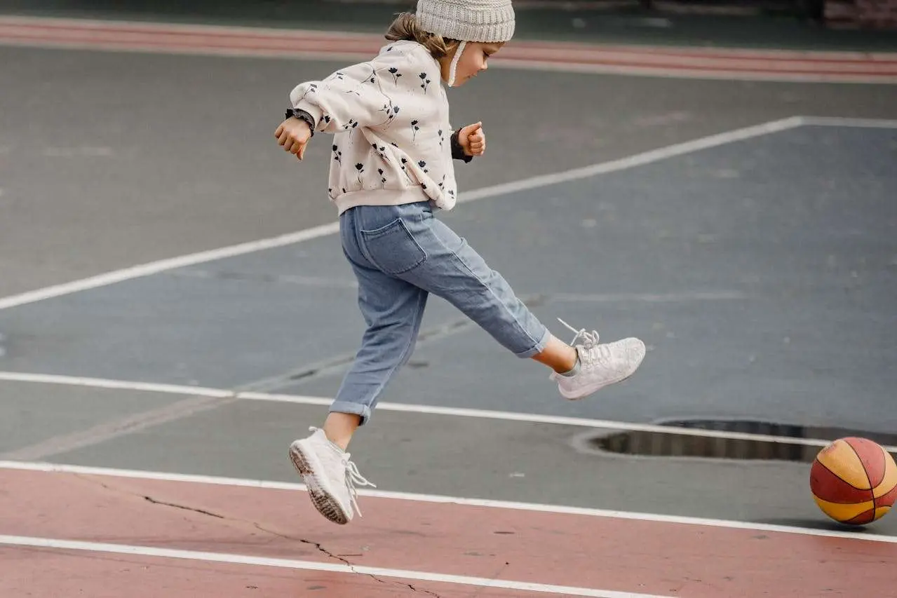水滴英语小短文，用阅读记住10000单词（能力和行为主题 to kick 踢，高效记单词）