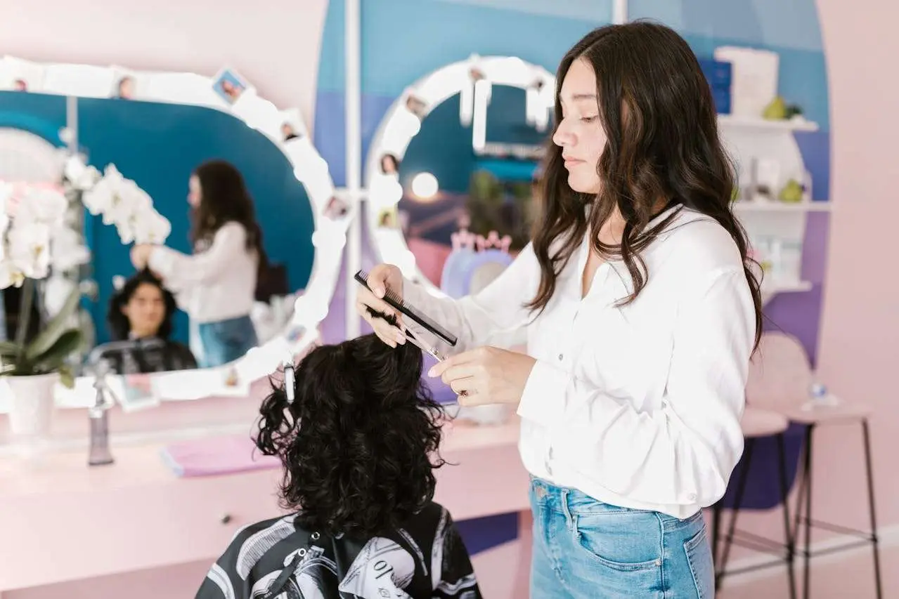 水滴英语小短文，用阅读记住10000单词（头发主题 To have your hair cut 理发，高效记单词）