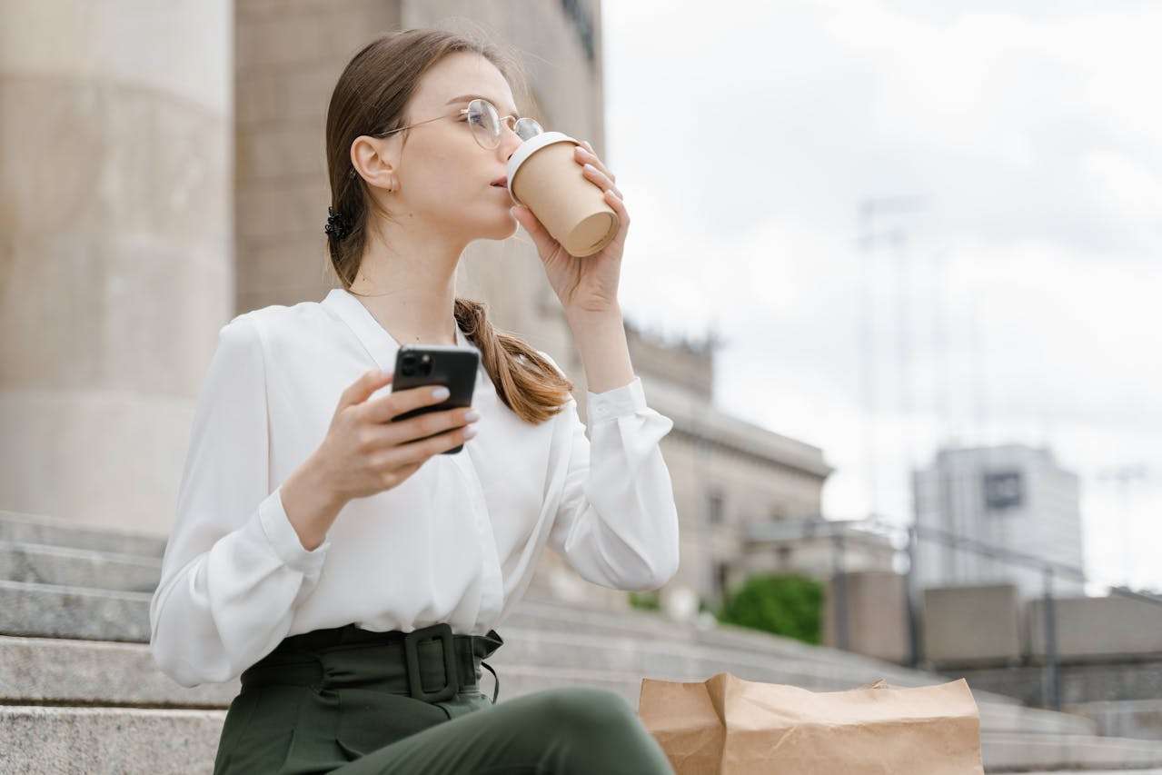 英语作文轻松学：我的老师范文5篇，学会描述人物外貌与性格