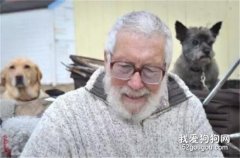 79岁的老爷爷，每天遛八九只狗，背后的原因太暖心了！