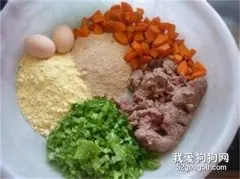 如何自制狗粮？3个配方让你成为狗粮达人
