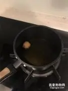 把贡丸汤拿去厨房要加热，结果一转眼，贡丸就剩一个了，哭了！