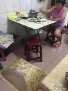 在吃饭时，如果怕猫跳上桌的话，可以拿菜罩这么用！