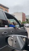 靓仔逛街路遇一只狗子让他甘拜下风：谁见了不得叫声大哥！
