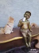 狗狗嘴馋别人手里的冰淇淋，网友一看那个人，却瞬间笑喷了！