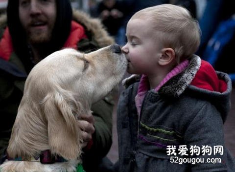 和狗狗亲吻