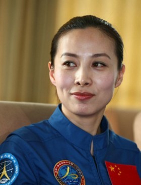 我国首次太空授课Chinese Astronaut Gives First Space Lecture