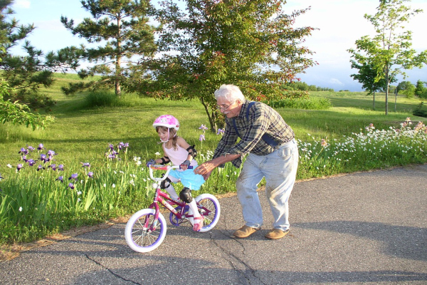 隔代带娃 The Old Generation Takes Care of the Children