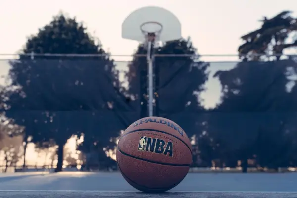 打篮球 Playing Basketball